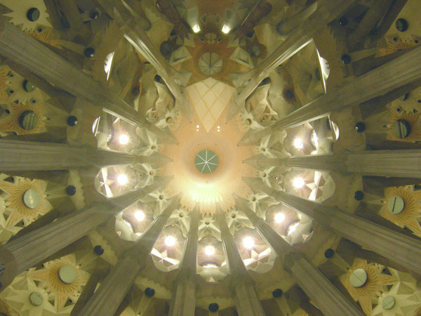 L’éclairage architectonique, immergeant la nef centrale de la basilique, est constitué de 34 points de lumière « classique » et 260 points de lumière LED.