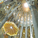 Les principales difficultés de la conception du nouvel éclairage furent les variations de hauteur d’éclairage très élevées et  le respect des exigences du résultat particulier de l’éclairage conçu par Gaudi à l'origine.