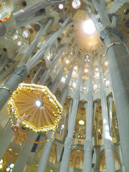 Les principales difficultés de la conception du nouvel éclairage furent les variations de hauteur d’éclairage très élevées et  le respect des exigences du résultat particulier de l’éclairage conçu par Gaudi à l'origine.