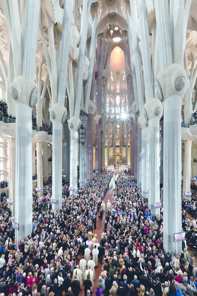 La Sagrada Familia éclairée lors de visite du pape Benoit XVI pour célébrer la cérémonie de la consécration de la Basilique.