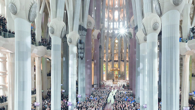 La Sagrada Familia éclairée lors de visite du pape Benoit XVI pour célébrer la cérémonie de la consécration de la Basilique. La Sagrada Familia éclairée lors de visite du pape Benoit XVI pour célébrer la cérémonie de la consécration de la Basilique.