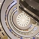 Un puits de lumière éclaire l'atrium qui permet d'avoir une vue d'ensemble de tous les univers sur les 5 niveaux d'un seul coup d’œil. Un puits de lumière éclaire l'atrium qui permet d'avoir une vue d'ensemble de tous les univers sur les 5 niveaux d'un seul coup d’œil.