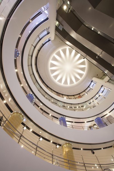 Un puits de lumière éclaire l'atrium qui permet d'avoir une vue d'ensemble de tous les univers sur les 5 niveaux d'un seul coup d’œil.