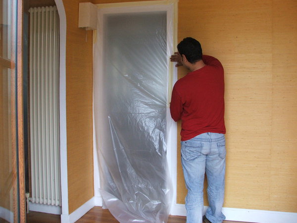 Etape 1: Protégez toutes les ouvertures avec de la bâche plastique, en évitant ainsi la propagation de poussières dues à la ponceuse.