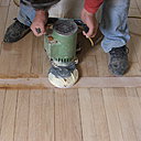 Etape 10: Toujours avec la même bordureuse et après un séchage de 20 minutes de la pâte à bois, appliquez  la machine en deux à trois passes, sans trop appuyer sur la rainure colmatée.