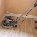 Etape 15: Pour une finition avec un rendu haut de gamme, vous pouvez louer une ponceuse surfaceuse, permettant d’obtenir une reprise de la planimétrie optimale. Il n’est pas nécessaire de forcer sur la machine.
