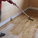 Etape 19: Appliquez au rouleau à poils longs (13 mm) le vitrificateur sur l’ensemble du parquet dans le sens du bois de fil, ou dans le sens long des lattes de parquet. Apres séchage (environ 4 heures), passez une deuxième couche. Laissez sécher plus ou moins 14 heures avant d’utiliser votre parquet.