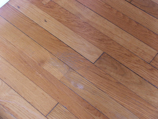 Usures et encrassement du parquet.