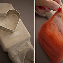 Introduire la mousse dans une manche, tirez les fibres de laines.