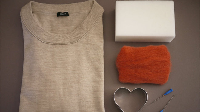 Le matériel : un pull, de la laine, un bloc de mousse, des aiguilles à feutrer, un emporte pièce.