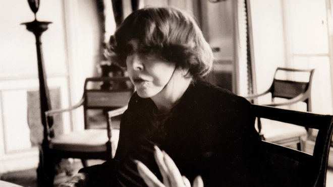 Grande prêtresse de la décoration d'après guerre et jusqu'à la fin du XX° siècle, Madeleine Castaing recevait clients et amis dans sa boutique de la rue Jacob, dans un cadre qui lui ressemblait.