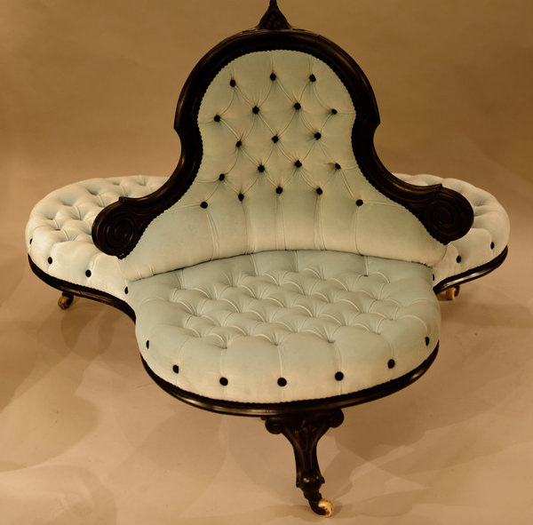Borne trois places style Napoléon III dite 'indiscret", en bois noirci. Diam. 110 cm.