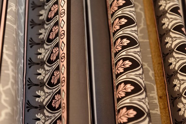 Rayures et motifs permettant de jouer sur l'intégralité du dessin ou de découper des bandes de rayures pour les utiliser en frises appliquées. Tissu MC “Lola Montès”, chez Edmond Petit.