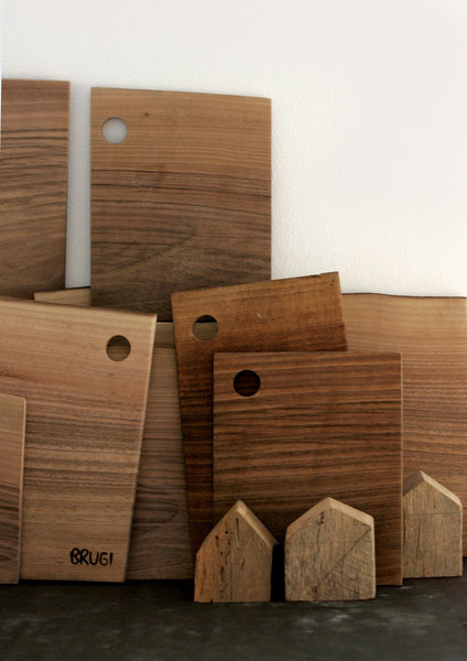 Les lots de trois maisons de bois sont uniques. Fabriqués à la main à partir de bois récupérés dans de vieilles églises toscanes. De 8 à 15 cm. 75 €. Samina Langholz. Slow Fashion House.