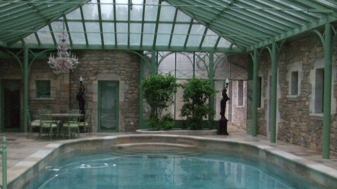 Couverture de piscine avec lanterneau, pour en profiter toute l'année.