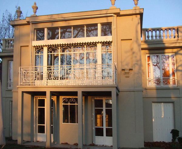 Façade en ferronnerie parfaitement intégrée à l'architecture d'origine de la maison.