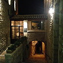 Entrée du restaurant gastronomique et ruelle de l'hôtel.