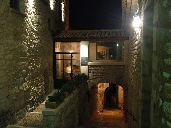 Entrée du restaurant gastronomique et ruelle de l'hôtel.