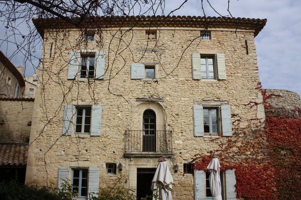 Première maison du village qui a constitué l'hostellerie de Crillon le Brave.