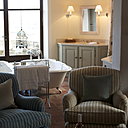 Suite atypique de l'hôtel avec ses deux baignoires et sa vue imprenable sur le Mont Ventoux.