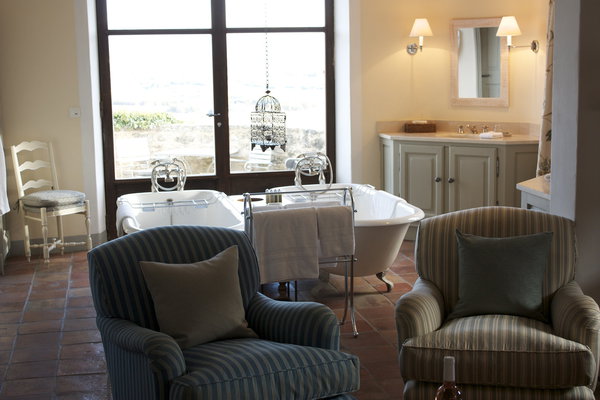 Suite atypique de l'hôtel avec ses deux baignoires et sa vue imprenable sur le Mont Ventoux.