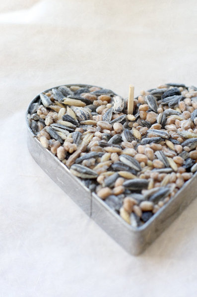 Enfoncez une allumette en haut du cœur pour faire un trou.