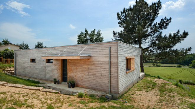 Les façades nord, est et ouest ont été conçues avec un minimum d’ouvertures, afin de bénéficier de la performance des murs et de préserver l’intimité des voisins.