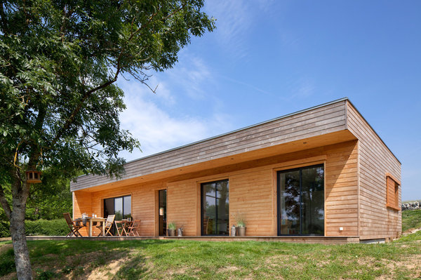 Cette maison, de plain pied, au dessin simple et compact s’intègre autant à la ville qu’à la campagne. Ici, elle fait face à une plaine agricole. C’est l’essence de bois « Douglas » purgé d’aubier qui a été choisie. Elle peut être mise en œuvre sans traitement chimique d’aucune sorte, car ses propriétés naturelles la rendent insensible aux intempéries et aux insectes.