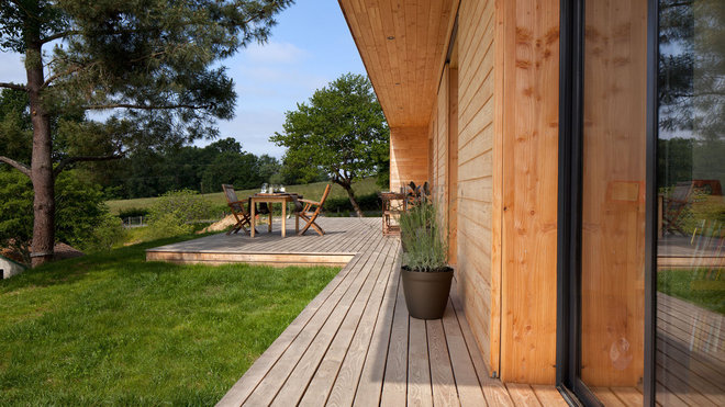 Les menuiseries à rupture de pont thermique offrent un double vitrage gaz argon. Les volets coulissants en bois, très isolants, montés sur cadre aluminium s’harmonisent avec le bardage en Douglas.