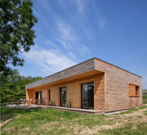 Une large liste d'équipements de série : ventilation double flux, isolation entre ossature en laine de bois et chanvre, isolation par l’extérieur en panneau de fibre de bois haute densité, isolation des toitures et planchers par 35 cm de ouate de cellulose, chauffe-eau solaire ou thermodynamique.