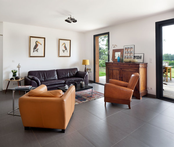 Au sol de la grande pièce à vivre, des carreaux de grès cérame (60 x 60 cm).