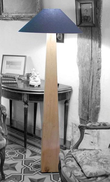 Jolie collection de lampadaires et liseuses trapézoïdales.