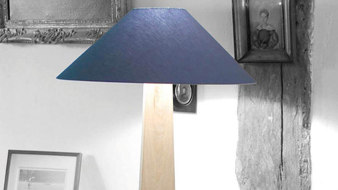 Jolie collection de lampadaires et liseuses trapézoïdales.