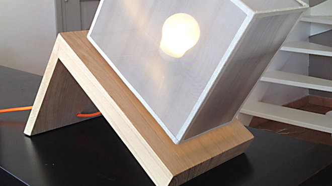 Design résolument contemporain pour la lampe à poser Electro.