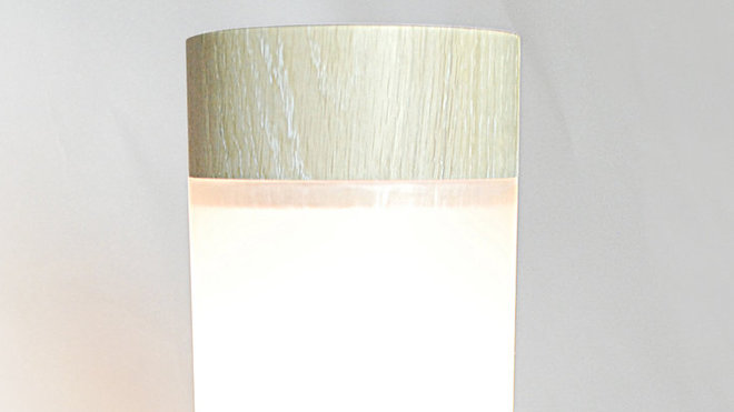 Dernière née : la lampe Tempête dans son habit de chêne naturel.Tube en plexiglas opaque blanc.