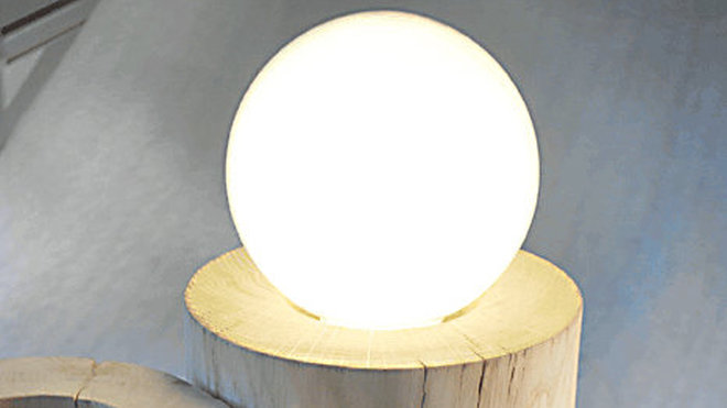 Les trois formats de la lampe Lune permettent de jouer sur différentes hauteurs.