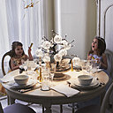 Un centre de table lumineux composé d'un mini arbre décoré de boules de verre gravées.