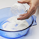 Etape 3 : Saupoudrez la poudre et les paillettes avec une cuillère.