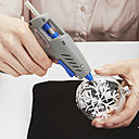 Etape 4 : Repassez avec le pistolet à colle pour donner du relief.