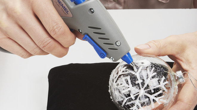 Etape 4 : Repassez avec le pistolet à colle pour donner du relief.