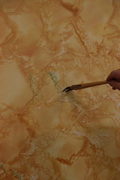 Etape 11 : A certains endroits varier la couleur, en utilisant du bleu de Prusse, tout en se raccrochant sur l’ébauche préalable en restant légèrement décalé et  en veillant bien à décharger l’outil de sa teinte.