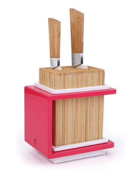 Le bambou brut associé à une touche de couleur. 24 x 20 x 15 cm. Disponible en 5 coloris. 59 €. Porte-couteaux Fakir. Cookut. http://www.cookut.com/