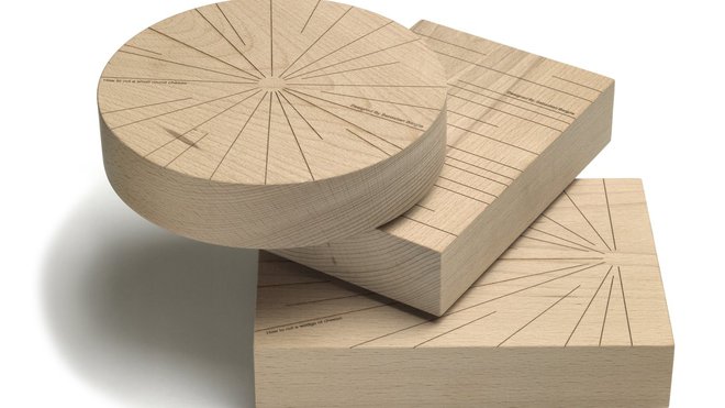 Cette planche à fromage existe en 2plusieurs formats. Design Sébastien Bergne. En H 4,5 x diam. 17 cm : 45 €. Merci. www.merci-merci.com