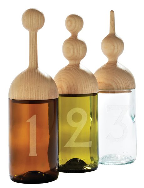 Un cadeau pour la cuisine. Pots en verre avec bouchon en hêtre. H 32 cm. 48 € pièce. Home Autour du Monde. www.bensimon.com/fr