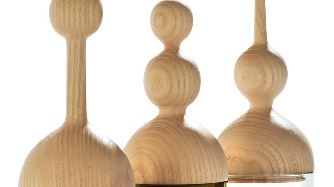 Un cadeau pour la cuisine. Pots en verre avec bouchon en hêtre. H 32 cm. 48 € pièce. Home Autour du Monde. www.bensimon.com/fr