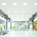 Les différentes ailes de bureaux se croisent, formant ainsi une sorte de cloître. Les différentes ailes de bureaux se croisent, formant ainsi une sorte de cloître.