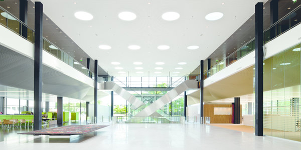 Les différentes ailes de bureaux se croisent, formant ainsi une sorte de cloître.