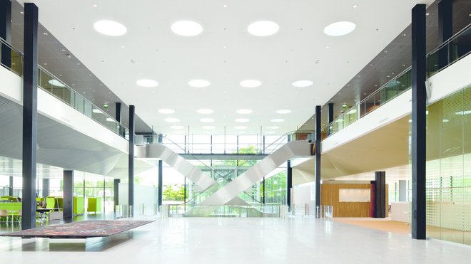 Les différentes ailes de bureaux se croisent, formant ainsi une sorte de cloître. Les différentes ailes de bureaux se croisent, formant ainsi une sorte de cloître.