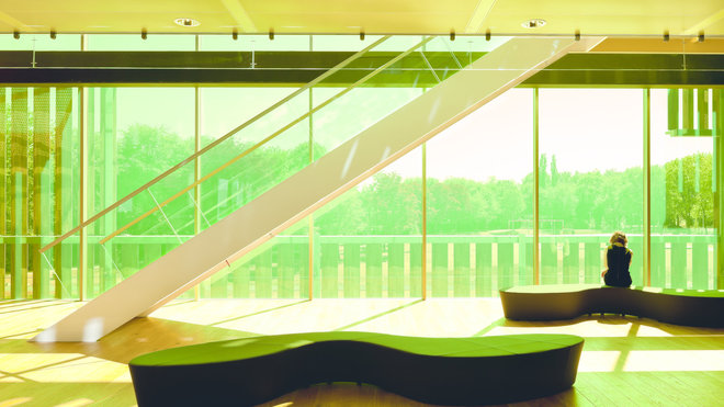 Les espaces varient progressivement, allant de la transparence à la lumière. Les espaces varient progressivement, allant de la transparence à la lumière.