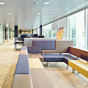 Des espaces de détente et de loisirs ponctuent les zones consacrées aux bureaux cloisonnés. Des espaces de détente et de loisirs ponctuent les zones consacrées aux bureaux cloisonnés.